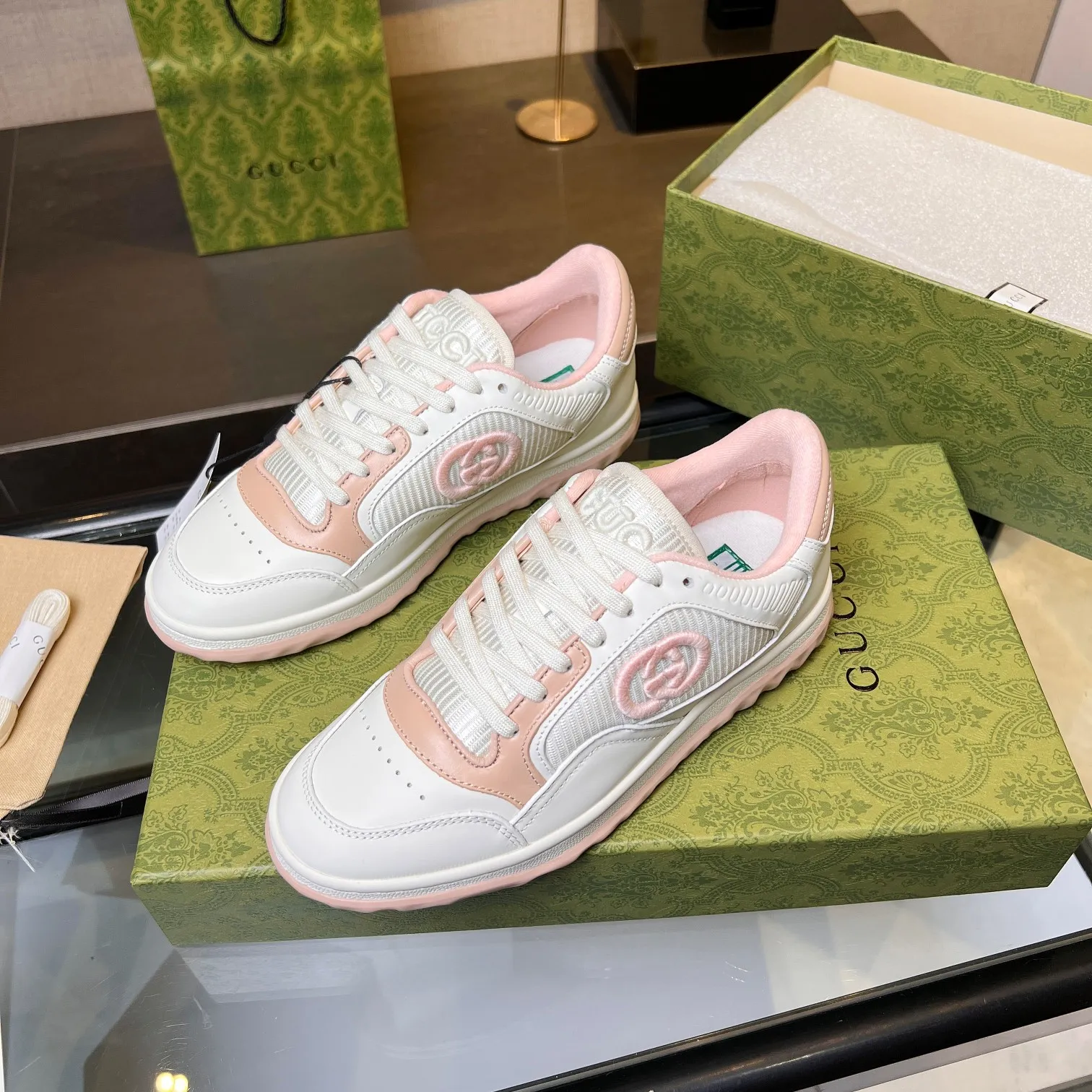 👟👟Ex-factory price 520👟👟 Top version, full styling effect, instant sales of the common practice of soft treading in the market, 💣💣💣Gucci2023 early spring Gucci G home latest hot style MAC80 sports shoes couple style casual retro distressed dirty shoes small dirty shoes small white shoes🌸🌸🌸 original purchase and development Production Gucci MAC80 new hot-selling series. The exquisite and compact interlocking double G logo romantically interprets the aesthetic concept of this series. Made of off-white leather, ▪️Material: original customized imported first-layer cowhide ▪️Inner lining: original customized imported breathable mesh ▪️Outsole: original molded two-color TPU outsole ▪️Sole thickness: 3CM ▪️Size: women's 35-40 / men's 39-45